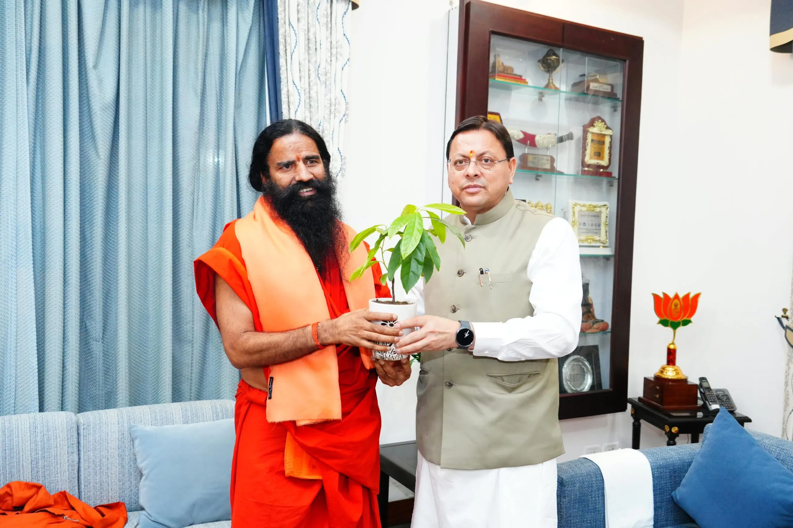 सीएम धामी से मिले बाबा रामदेव, योग-आयुर्वेद और प्रदेश के विकास पर चर्चा