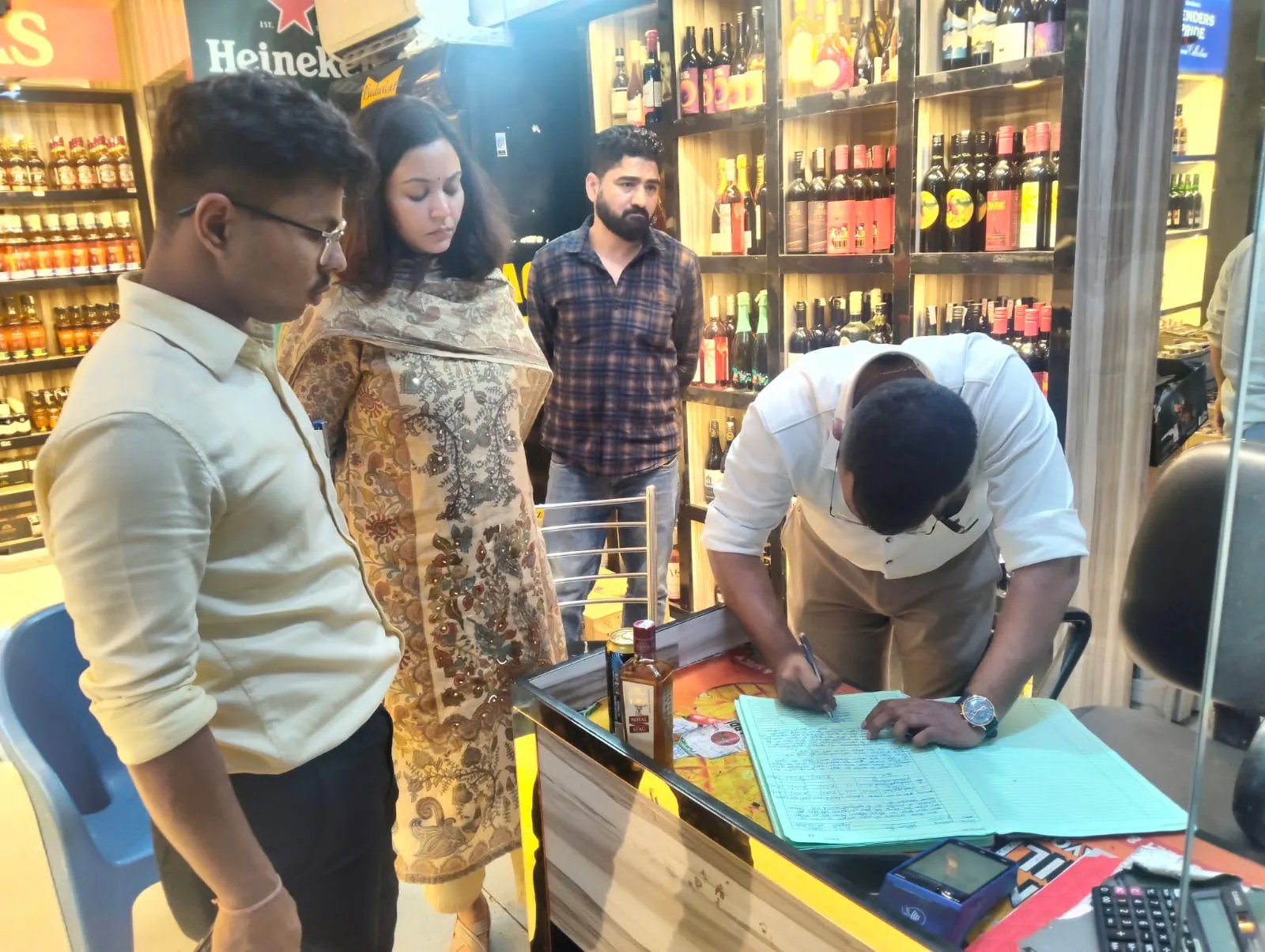 शराब की दुकानों पर ओवररेटिंग को लेकर डीएम का एक्शन, देर रात चला छापेमारी अभियान
