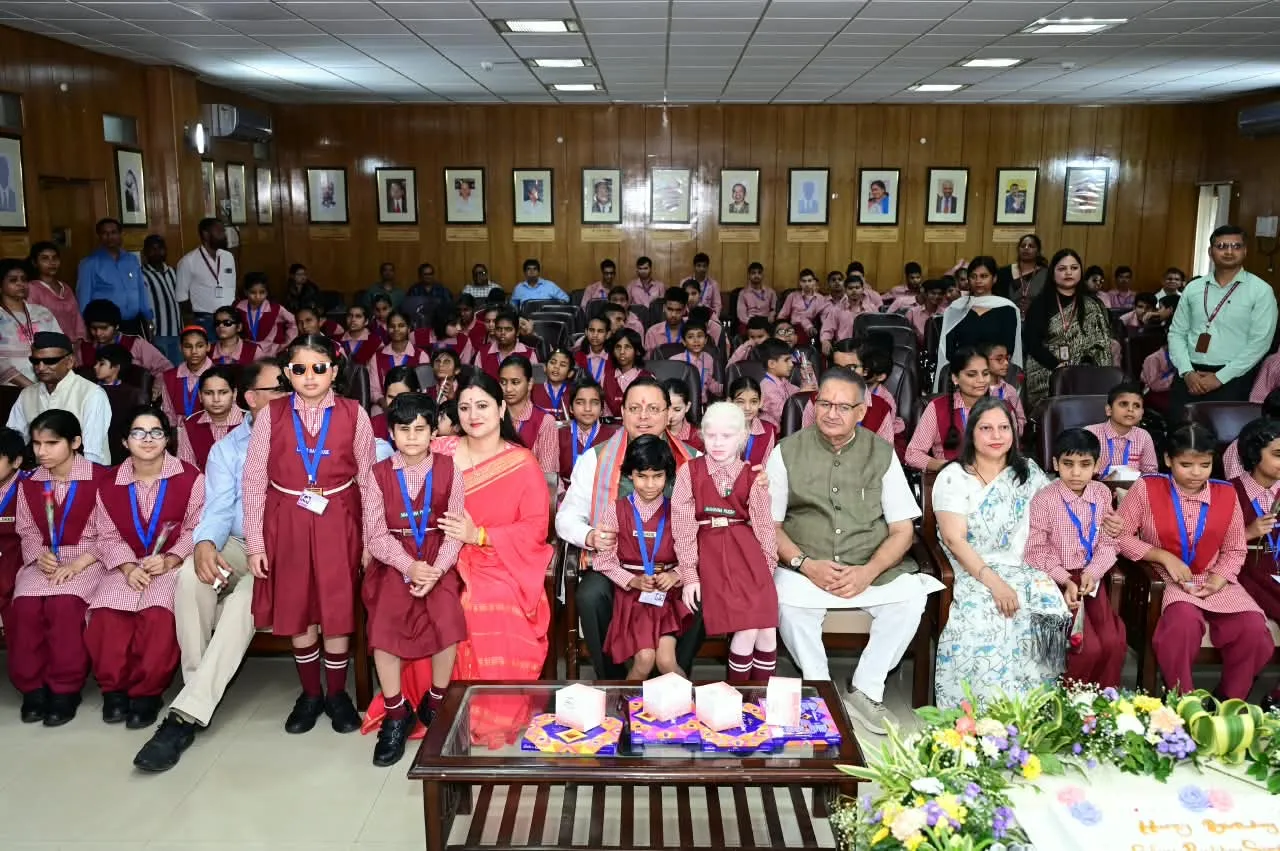 दिव्यांग बच्चों के बीच CM धामी ने मनाया जन्मदिन, बच्चों संग काटा केक