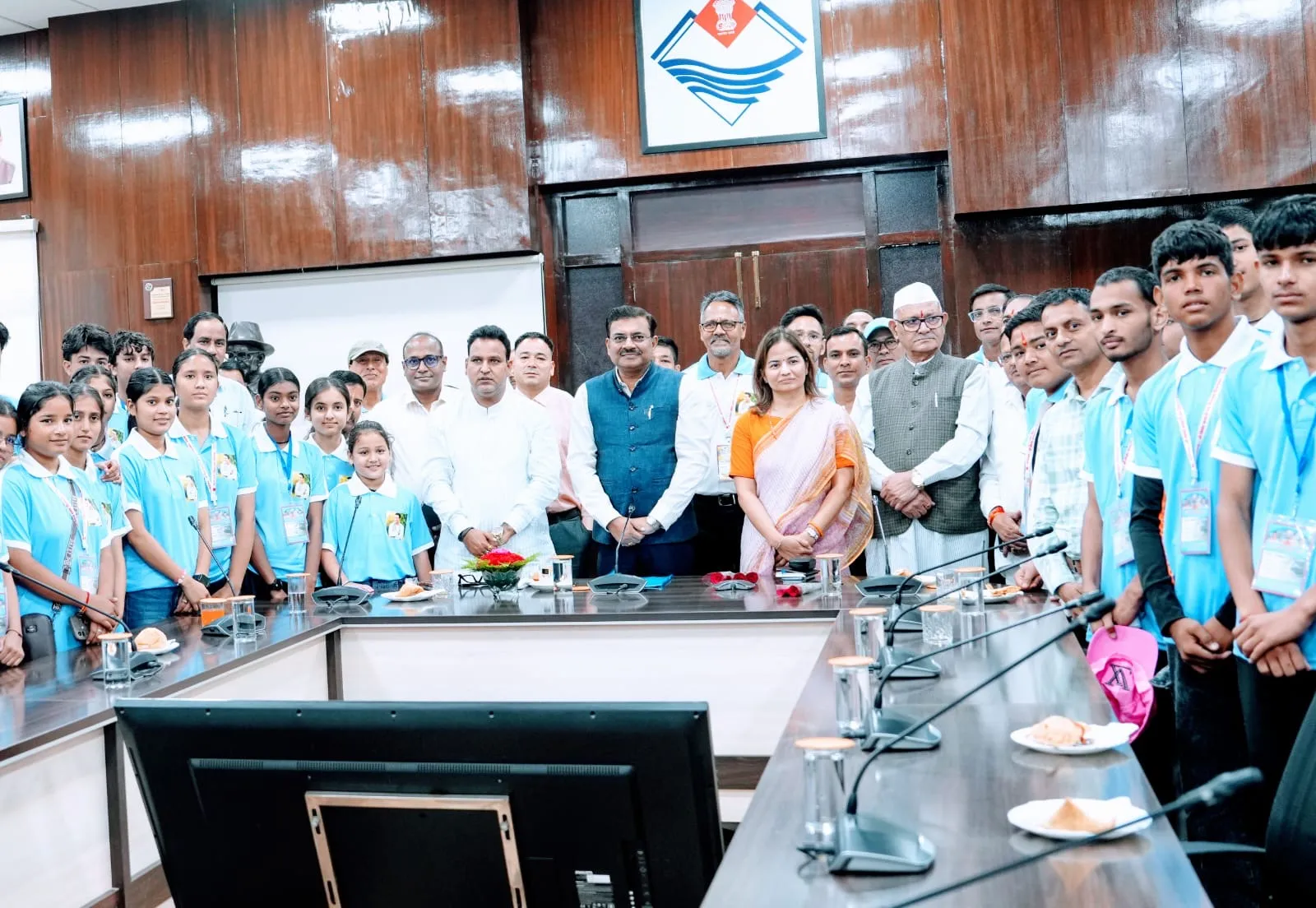 देवप्रयाग के टॉपर विद्यार्थियों से मिले मुख्य सचिव, तकनीक के सदुपयोग की दी सीख