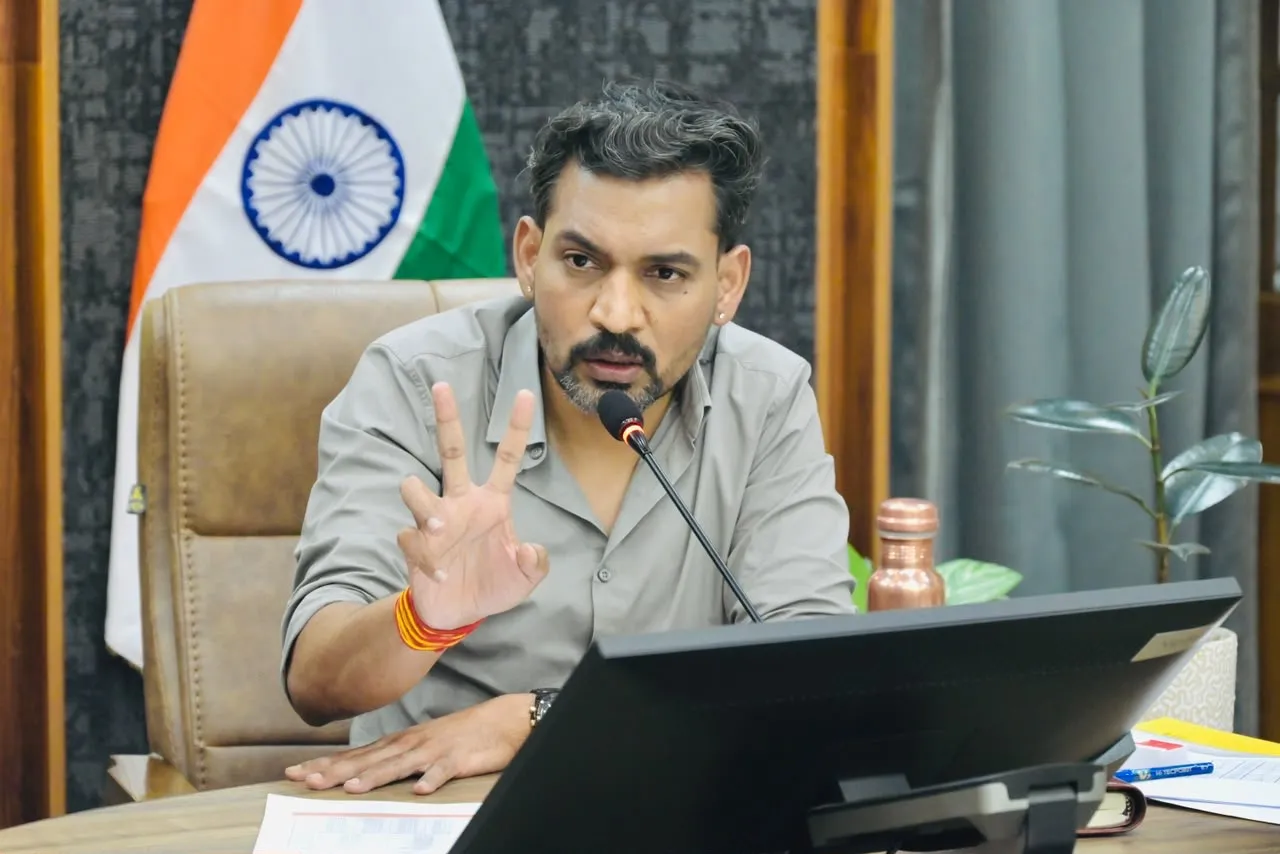 ग्रीन बिल्डिंग की धीमी प्रगति पर डीएम सख्त, कार्यदायी संस्था को फटकार