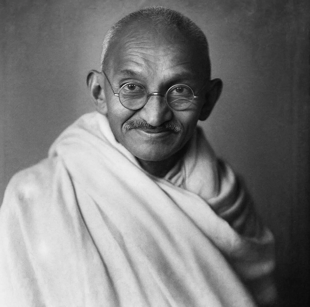 गांधी जयंती पर सीएम धामी ने महात्मा गांधी को किया नमन