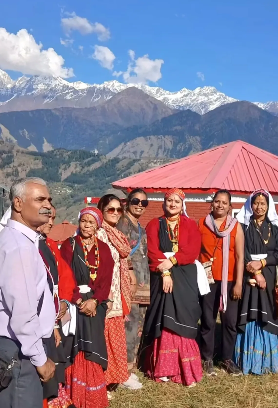 मुनस्यारी में गीता धामी ने दिल्ली से आए पर्यटकों से की आत्मीय मुलाकात