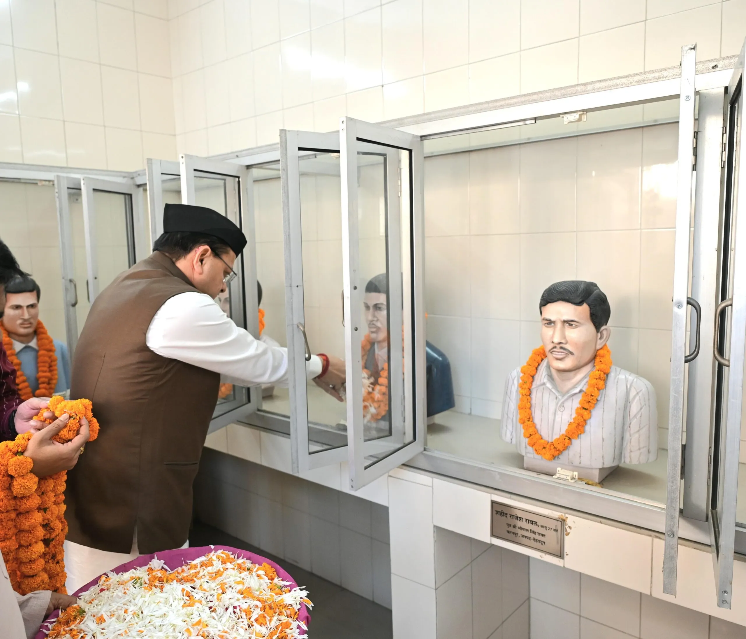 सीएम धामी ने राज्य आंदोलनकारी शहीदों को अर्पित की श्रद्धांजलि