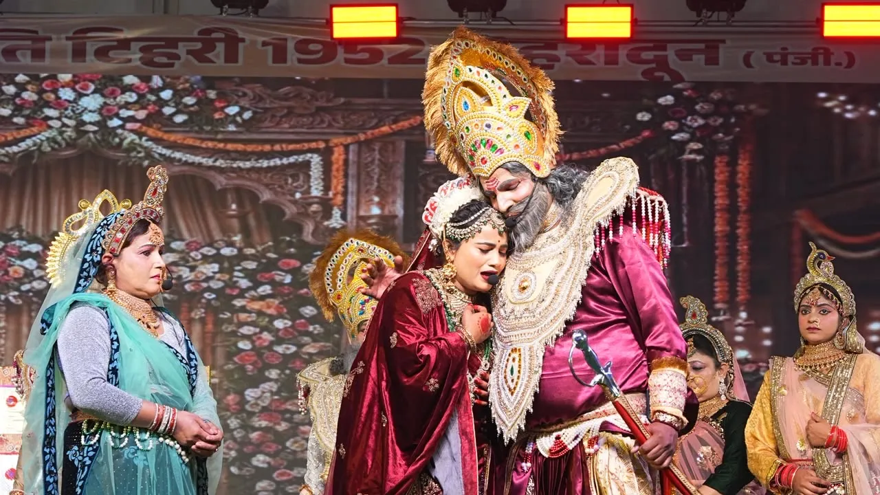 देहरादून में ढोल-दमाऊ की गूंज के बीच निकली भव्य राम बारात, दशरथ–कैकेयी संवाद ने भावविभोर किए दर्शक