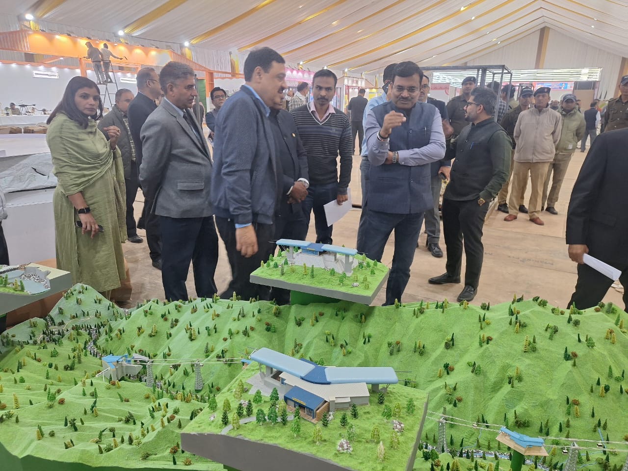 मुख्य सचिव श्री आनन्द बर्द्धन ने शुक्रवार को देहरादून स्थित फॉरेस्ट रिसर्च इंस्टीट्यूट (एफआरआई) जाकर उत्तराखण्ड रजत जयंती समारोह के दौरान 09 नवम्बर को आयोजित होने वाले मुख्य कार्यक्रम की तैयारियों का जायजा लिया।