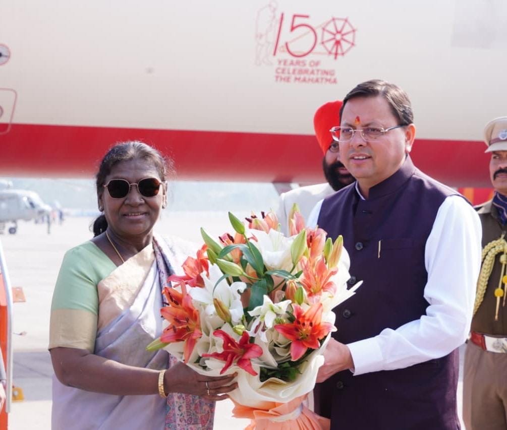 राष्ट्रपति श्रीमती द्रौपदी मुर्मु के जौलीग्रांट एयरपोर्ट आगमन पर राज्यपाल लेफ्टिनेंट जनरल गुरमीत सिंह (से नि), मुख्यमंत्री श्री पुष्कर सिंह धामी , विधानसभा अध्यक्ष श्रीमती ऋतु खंडूड़ी भूषण, मंत्रीगणों, विधायकगणों और अन्य जनप्रतिनिधियों ने उनका स्वागत एवं अभिनंदन