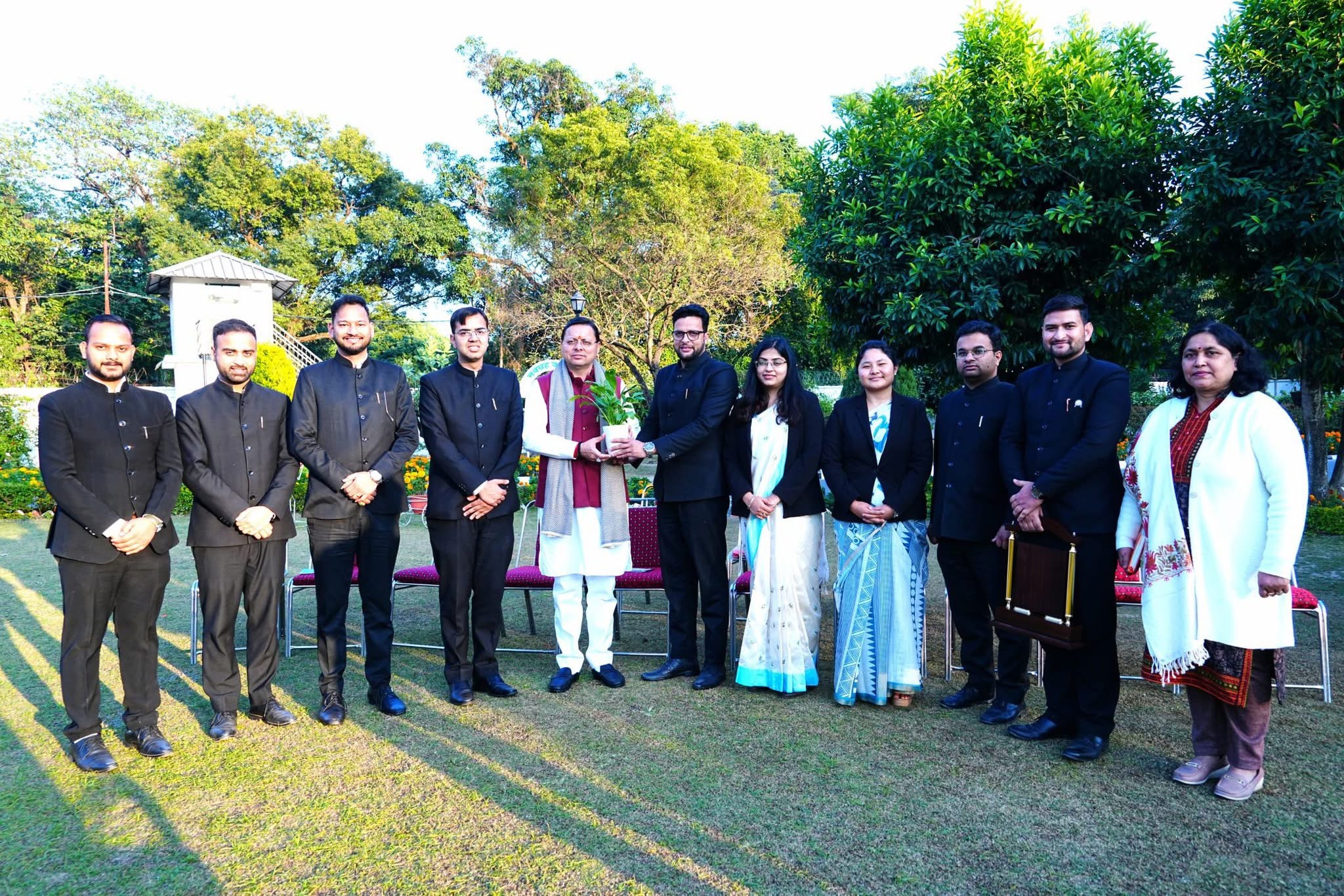 मुख्यमंत्री श्री पुष्कर सिंह धामी से आज मुख्यमंत्री आवास में परिवीक्षाधीन पीसीएस अधिकारियों ने शिष्टाचार भेंट की