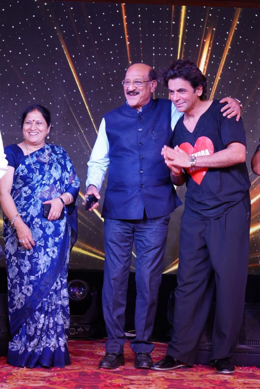 “द कपिल शर्मा शो” के फेम सुनील ग्रोवर उर्फ़ डॉ. मशहूर गुलाटी ने कल श्री कुंजापुरी पर्यटन एवं विकास मेला में अपनी शानदार हास्य प्रस्तुति से दर्शकों का भरपूर मनोरंजन किया।