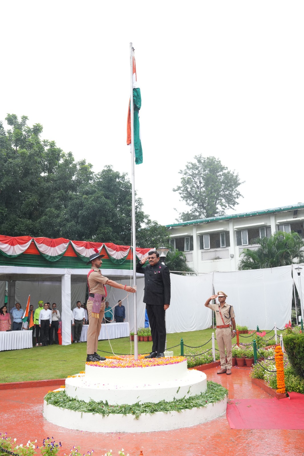 मुख्य सचिव श्री आनन्द बर्द्धन ने शुक्रवार को भारत के 79वें स्वतंत्रता दिवस के शुभ अवसर पर सचिवालय में आयोजित कार्यक्रम में ध्वजारोहण किया।