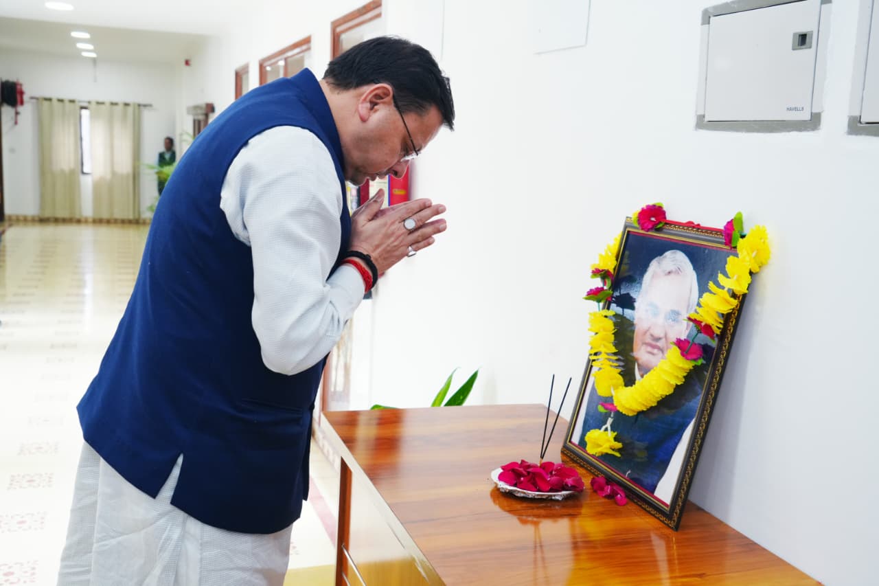 मुख्यमंत्री श्री पुष्कर सिंह धामी ने पूर्व प्रधानमंत्री “भारत रत्न“ अटल बिहारी वाजपेयी की पुण्यतिथि पर मुख्यमंत्री कैंप कार्यालय में उनके चित्र पर पुष्प अर्पित कर श्रद्धांजलि दी।