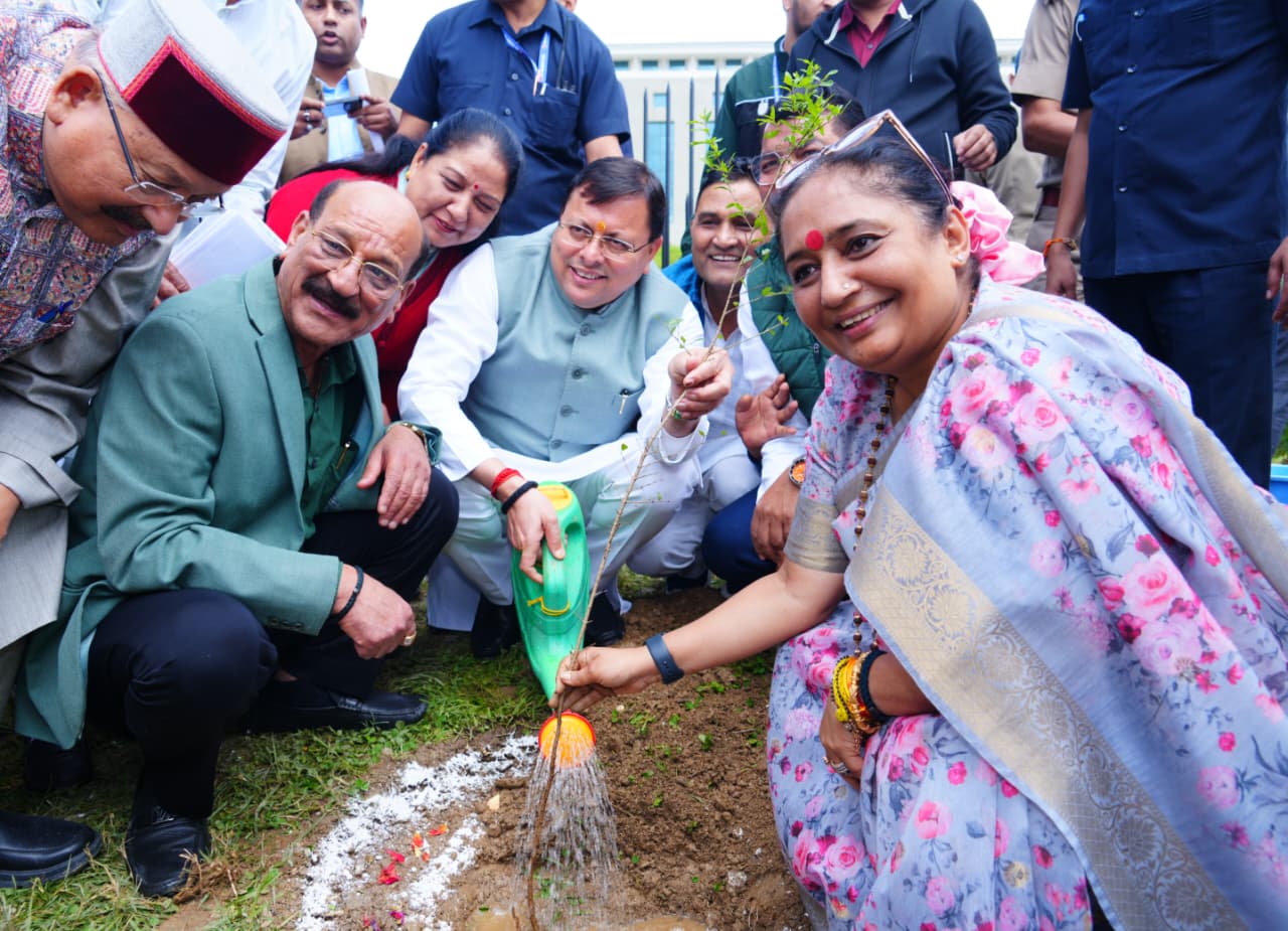 मुख्यमंत्री श्री पुष्कर सिंह धामी और विधानसभा अध्यक्ष श्रीमती ऋतु खंडूडी भूषण ने गैरसैंण (भराड़ीसैंण) में “एक पेड़ माँ के नाम” अभियान के तहत पौधा रोपण किया।