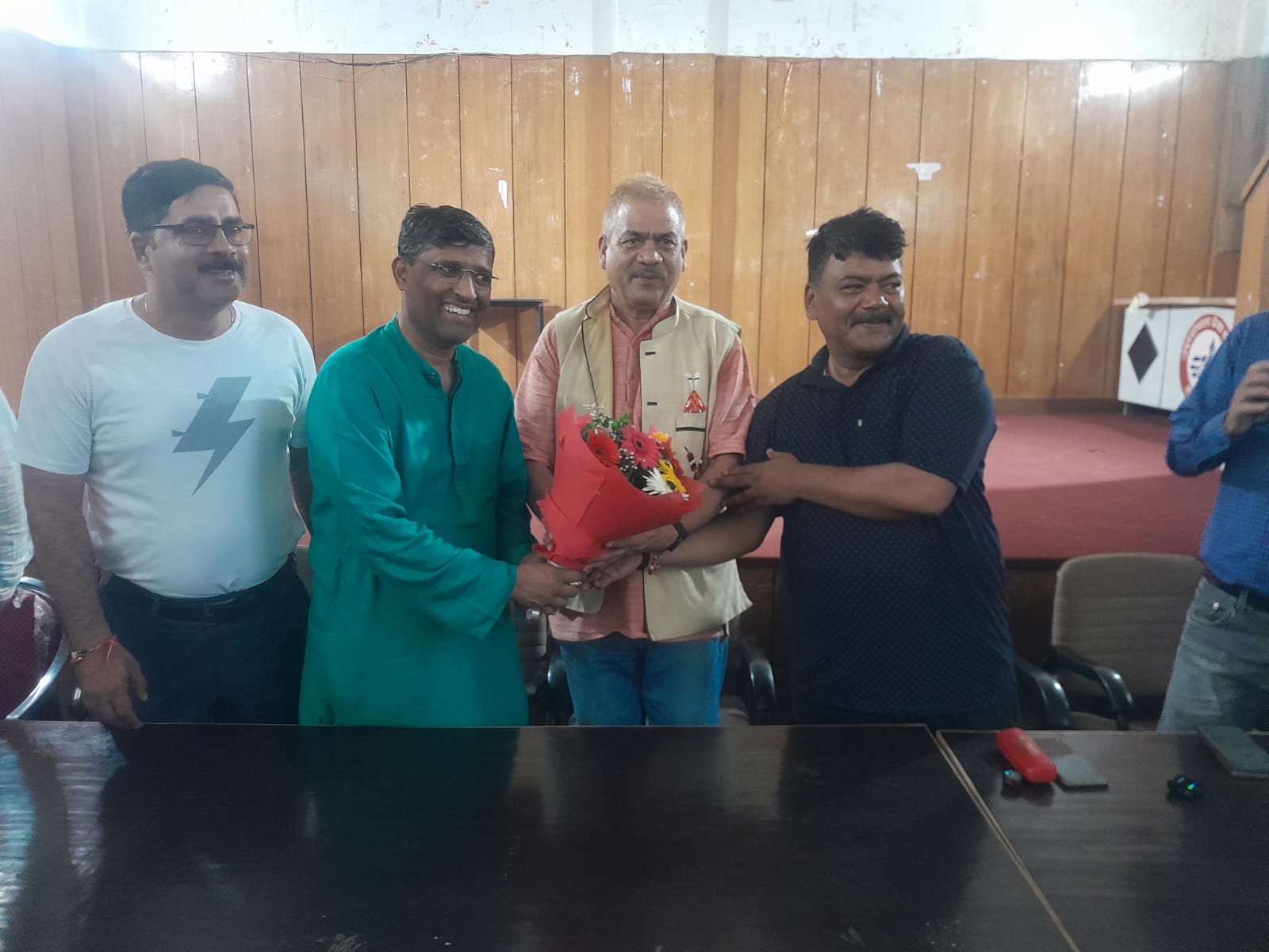 उत्तरांचल प्रेस क्लब के सक्रिय सदस्य भूपत सिंह बिष्ट को क्लब परिवार ने भावभीनी विदाई देते हुए कैलाश मानसरोवर यात्रा के लिए ससम्मान शुभकामनाएँ दी।