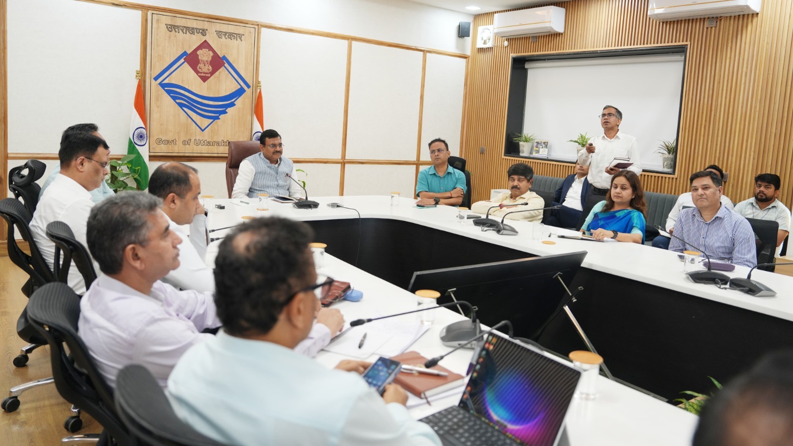 मुख्य सचिव श्री आनन्द बर्द्धन ने सोमवार को सचिवालय में जिलाधिकारियों के साथ वीडियो कॉन्फ्रेंसिंग के माध्यम से प्रदेश में जिला एवं उप जिला अस्पतालों की स्थिति की समीक्षा की।