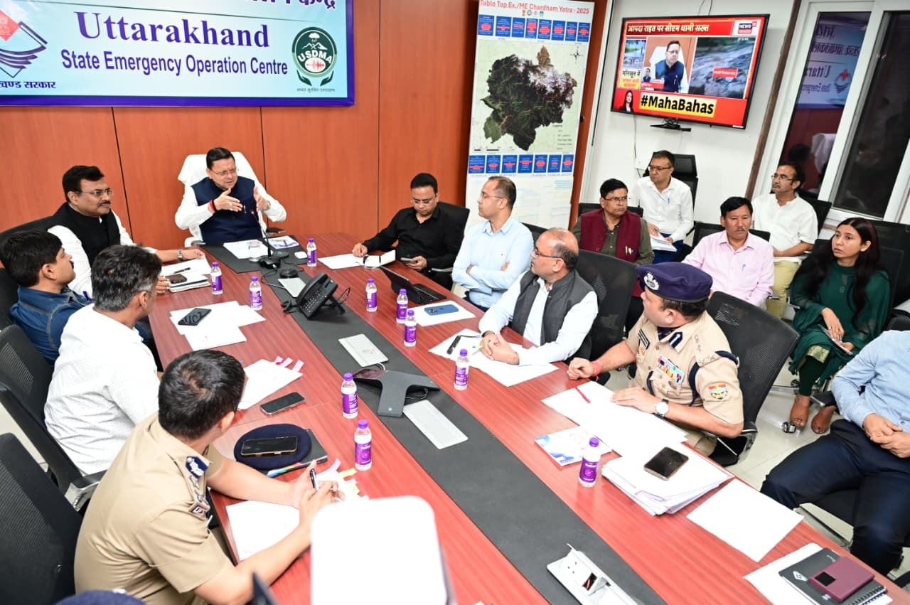 मुख्यमंत्री श्री पुष्कर सिंह धामी ने आज आपदा परिचालन केंद्र, देहरादून में थराली (चमोली) में जारी आपदा राहत कार्यों की समीक्षा करते हुए जिलाधिकारी को निर्देश दिए