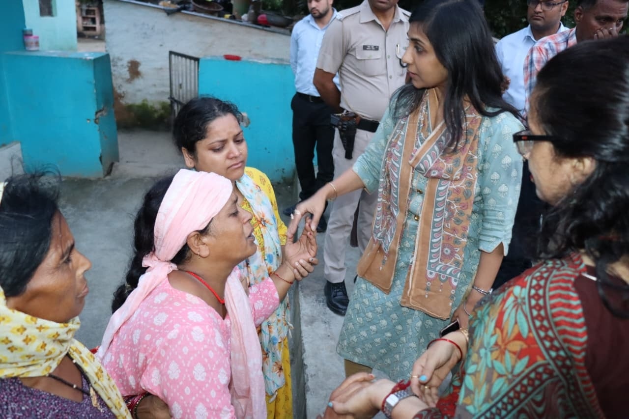 मुख्यमंत्री श्री पुष्कर सिंह धामी के निर्देशानुसार जिलाधिकारी पौड़ी श्रीमती स्वाति एस. भदौरिया एवं वरिष्ठ पुलिस अधीक्षक श्री लोकेश्वर सिंह ने पौड़ी जिले के तलसारी गांव निवासी दिवंगत जीतेन्द्र नेगी के परिजनों से मुलाकात कर मामले में अभी तक की गयी कार्रवाई की जानकारी दी।